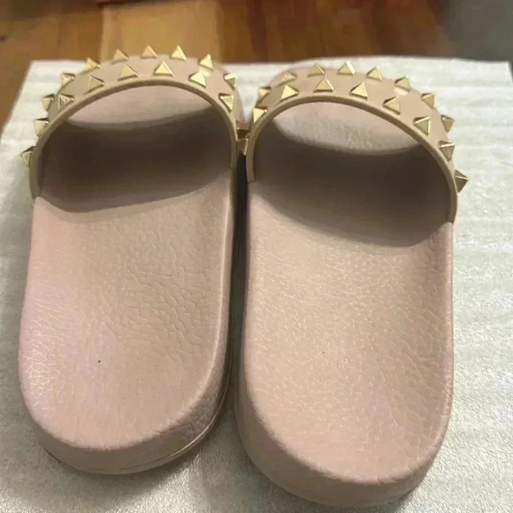 Valentino Garavani

Rockstud Rubber Slider Sandals - Picture 4 of 6